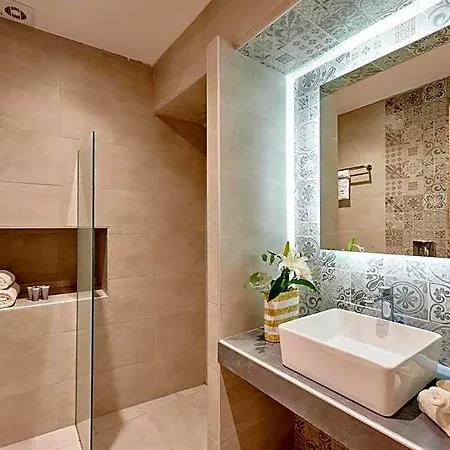 The Water مدينة سكياثوس
